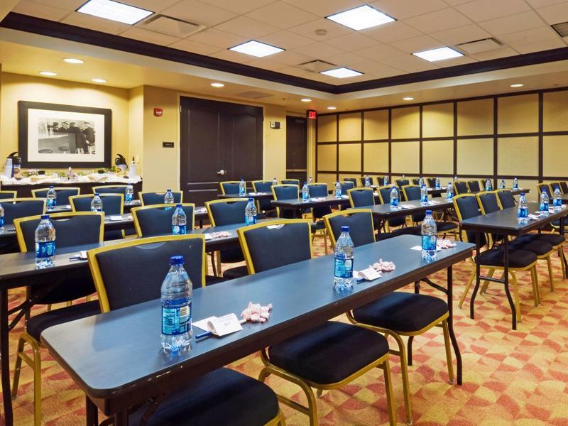 Holiday Inn Express Hotel & Suites Columbia-Fort Jackson By Ihg Exterior foto